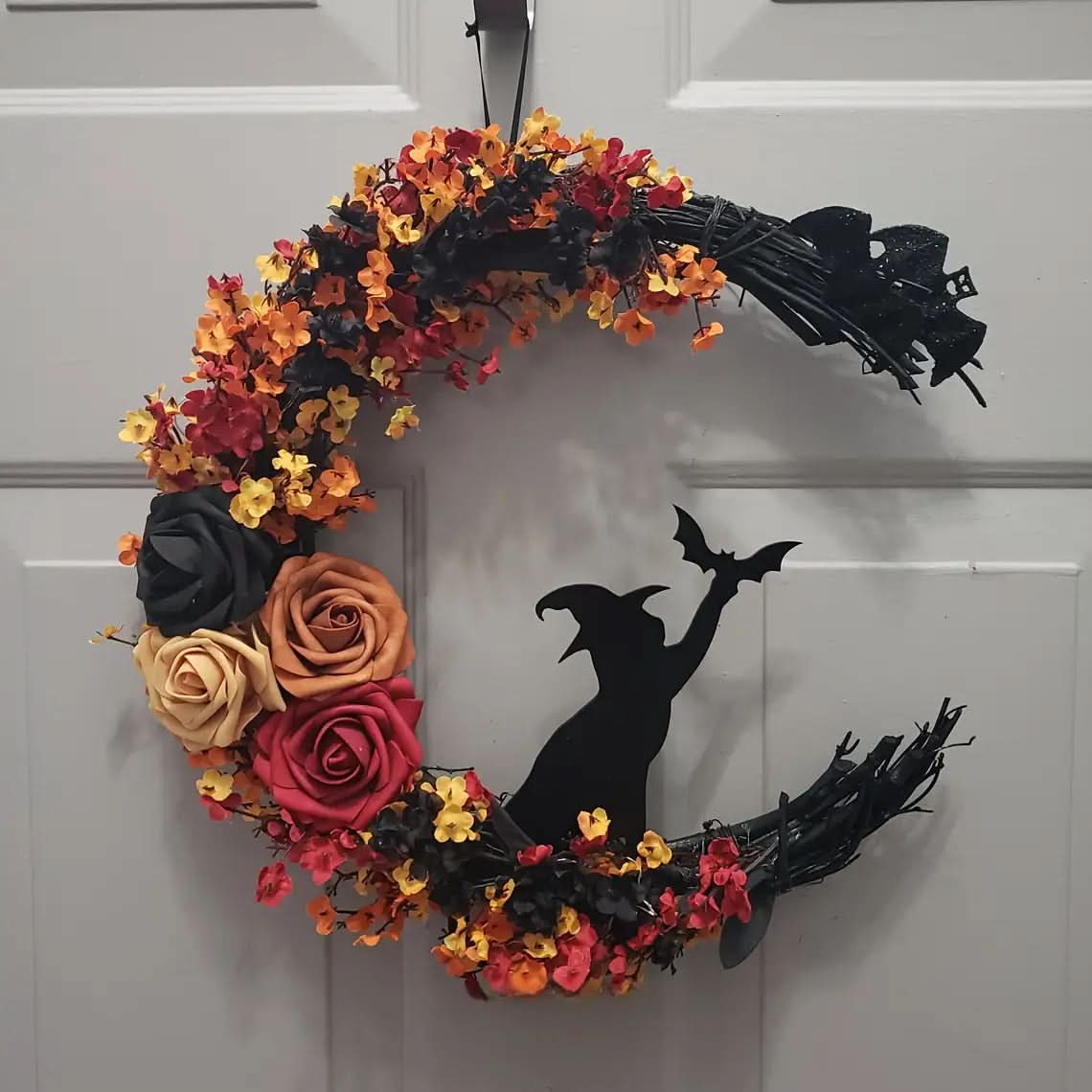 Avelena | Rustikale Hexe Halbmond Blumenkranz für Halloween Türdekoration
