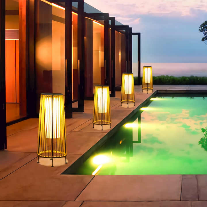 Avelena | Solar LED Rattan-Laterne – Große Außenbeleuchtung im Oval-Design für Garten und Terrasse