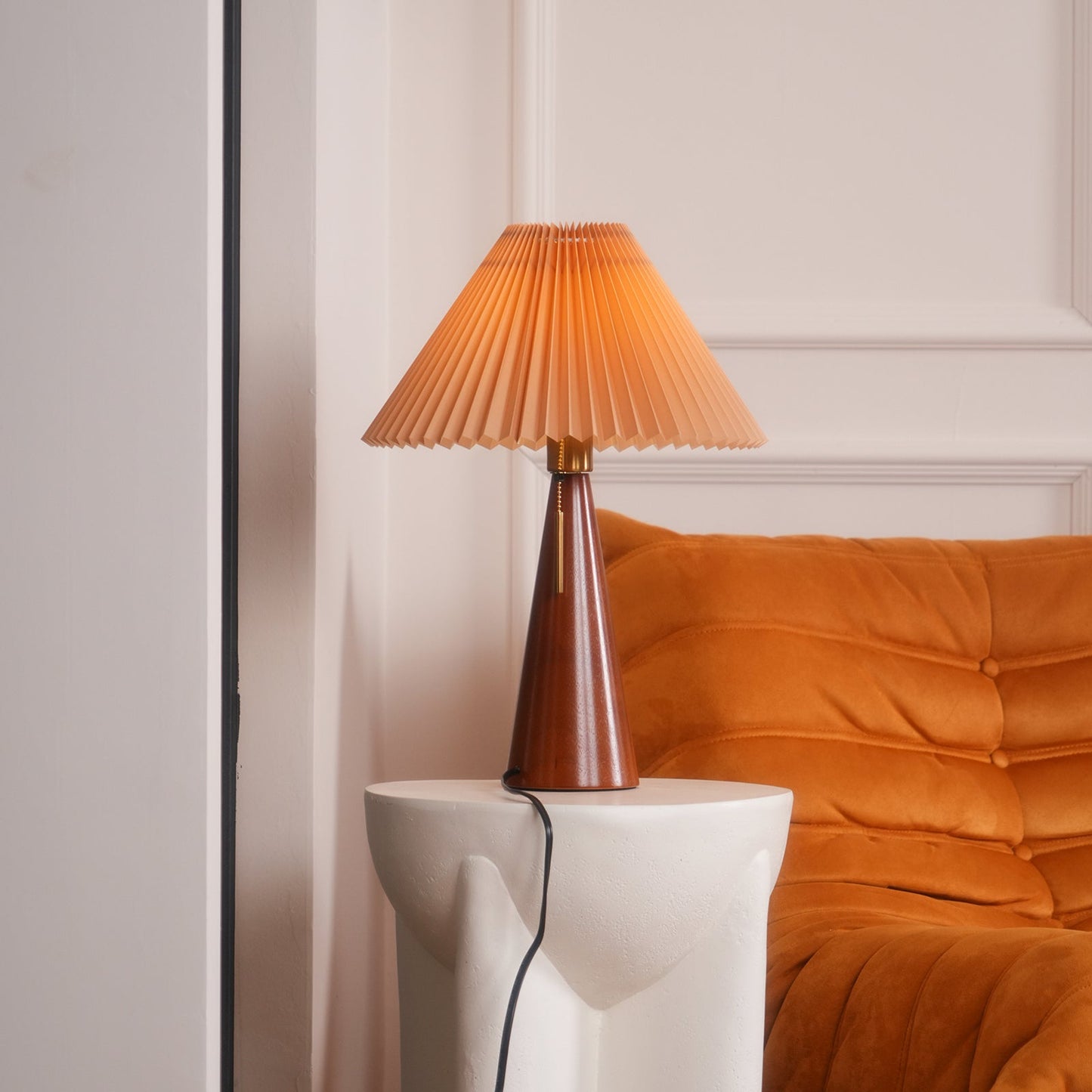 Avelena | AntiqueRadiance – Elegante Holz- und Metalltischlampe
