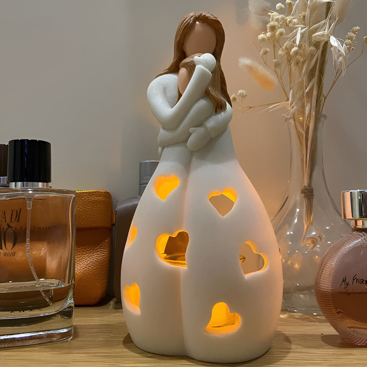 Avelena | Umarmende Mutter Tochter Figur Flackernder Kerzenhalter - LoveGlow
