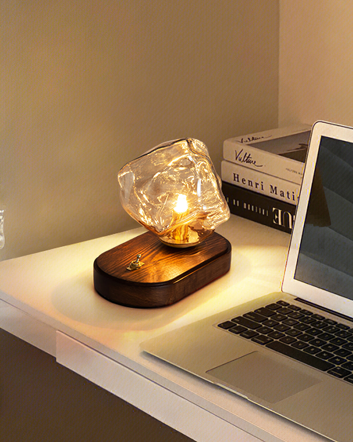 Avelena | RusticLume – Amber Glas und Holz Tischlampe