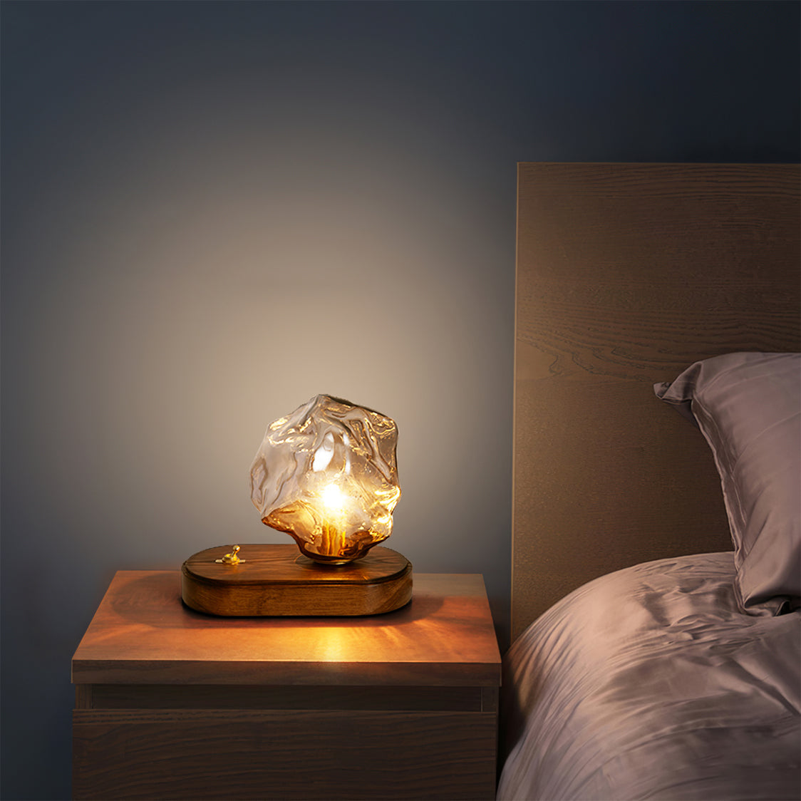 Avelena | RusticLume – Amber Glas und Holz Tischlampe