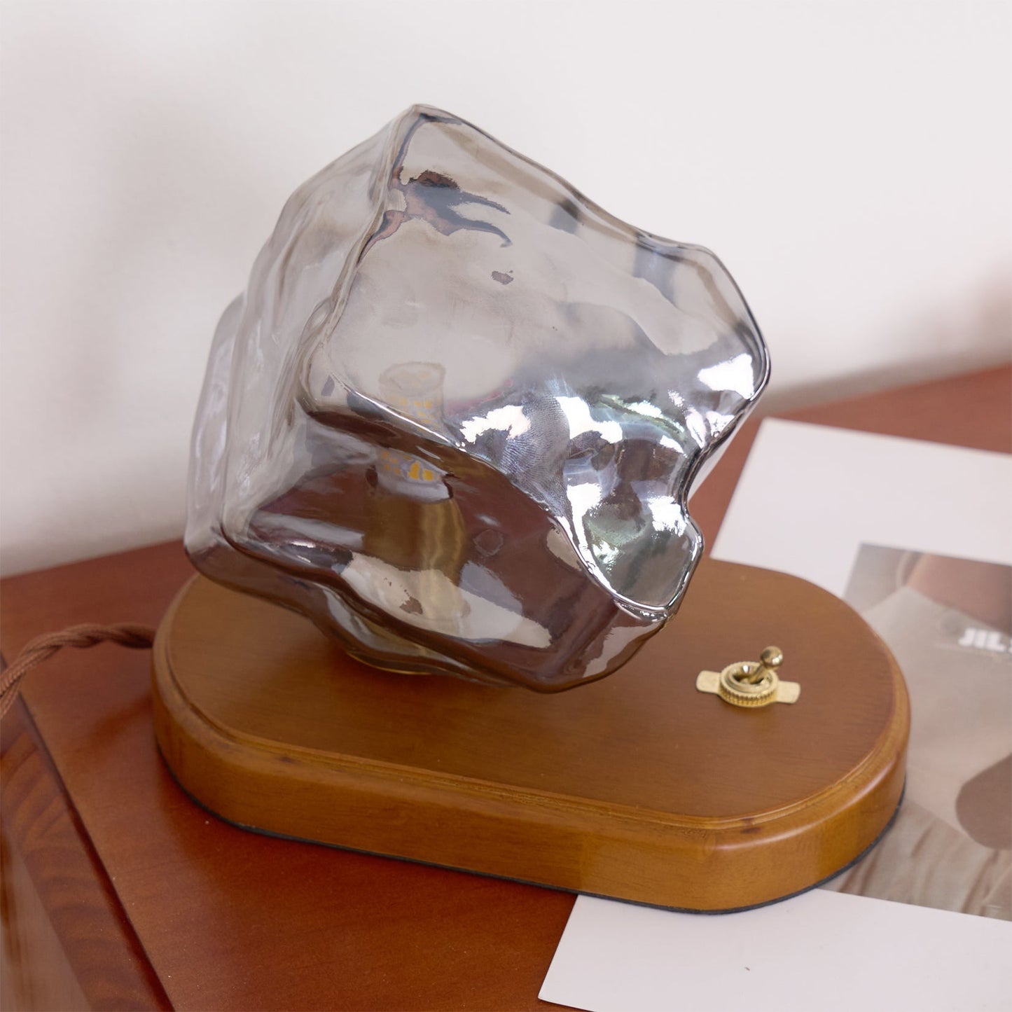 Avelena | RusticLume – Amber Glas und Holz Tischlampe