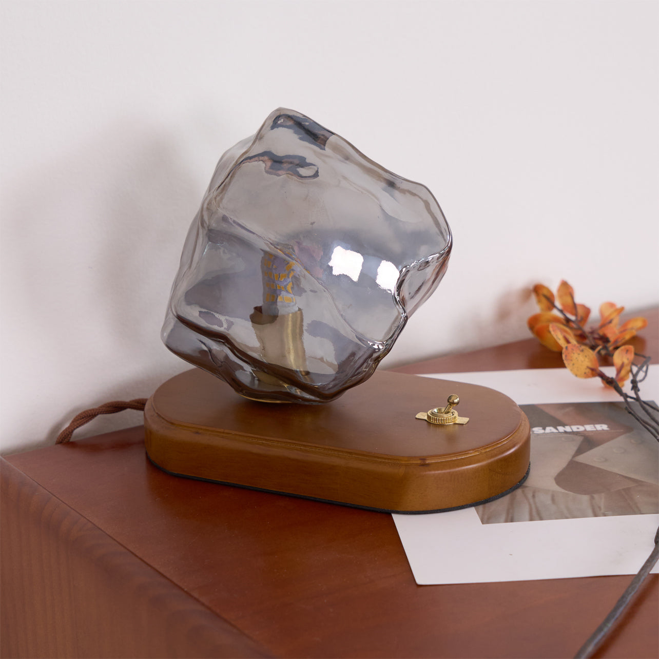 Avelena | RusticLume – Amber Glas und Holz Tischlampe