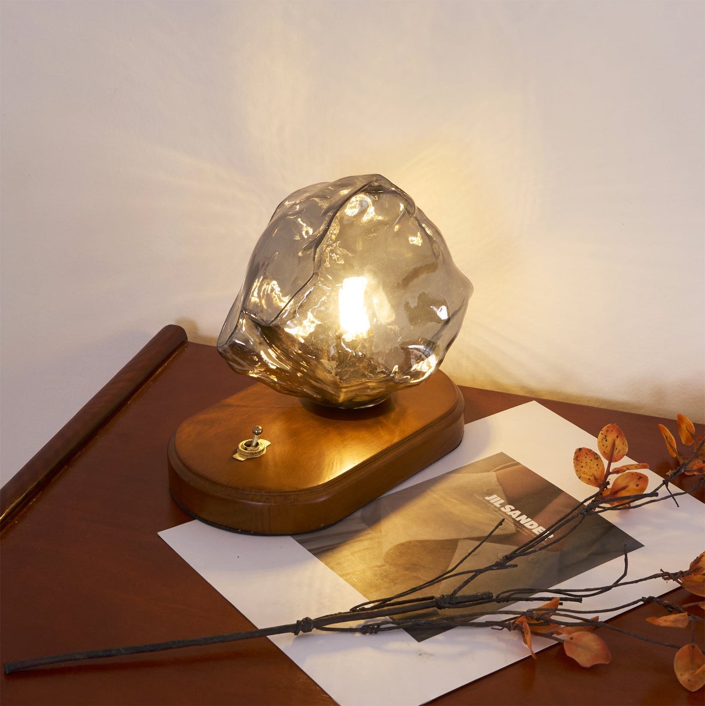 Avelena | RusticLume – Amber Glas und Holz Tischlampe