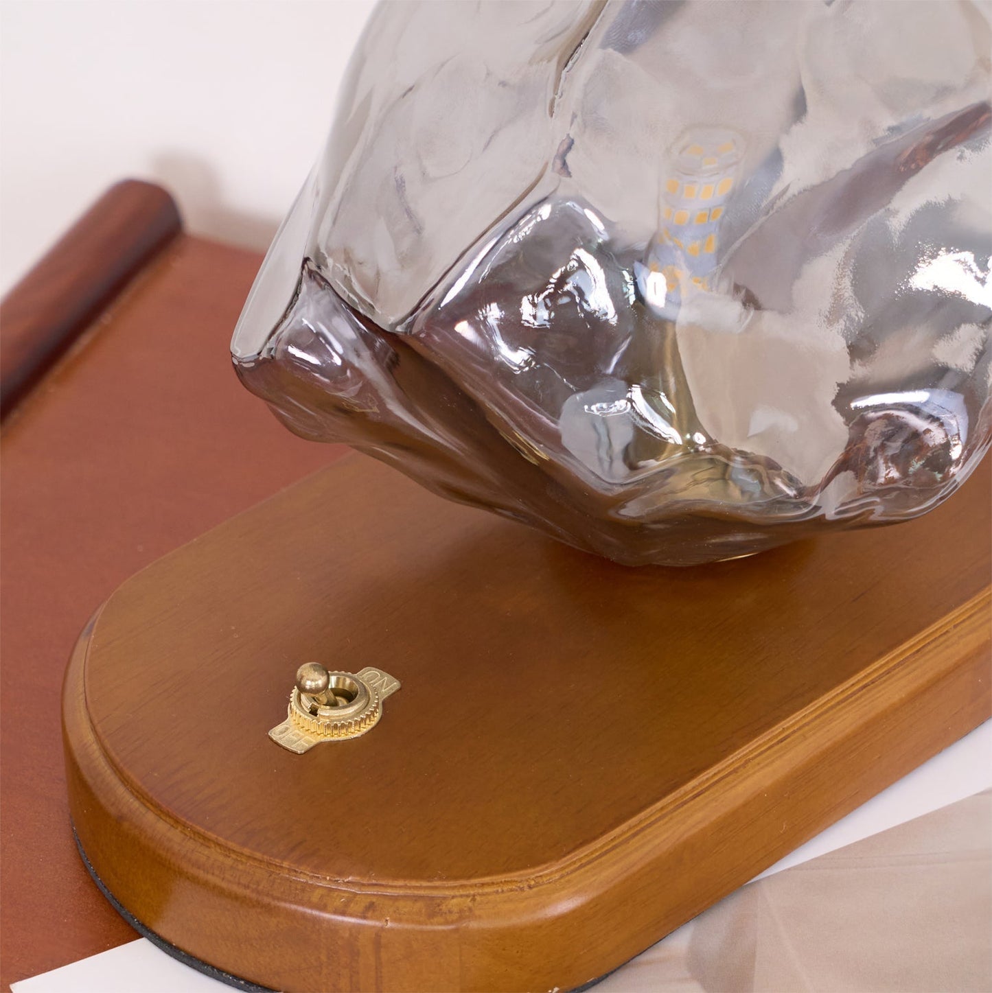 Avelena | RusticLume – Amber Glas und Holz Tischlampe