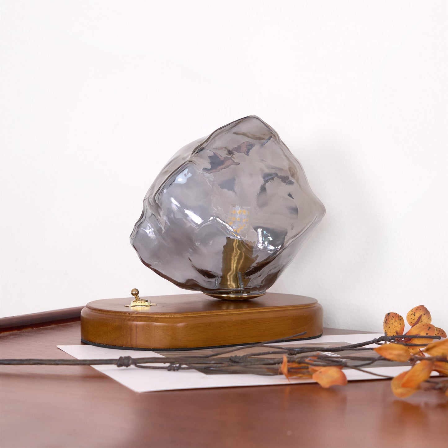 Avelena | RusticLume – Amber Glas und Holz Tischlampe