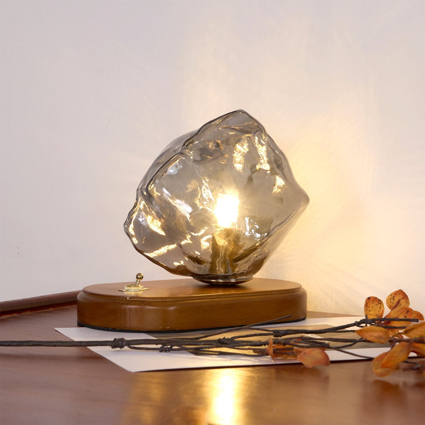 Avelena | RusticLume – Amber Glas und Holz Tischlampe