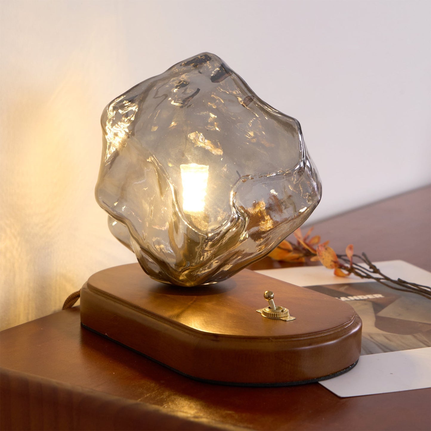 Avelena | RusticLume – Amber Glas und Holz Tischlampe