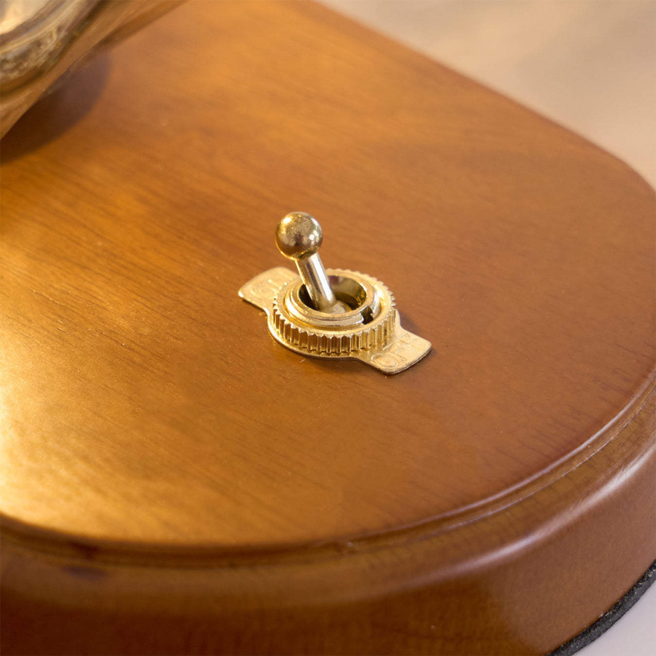 Avelena | RusticLume – Amber Glas und Holz Tischlampe