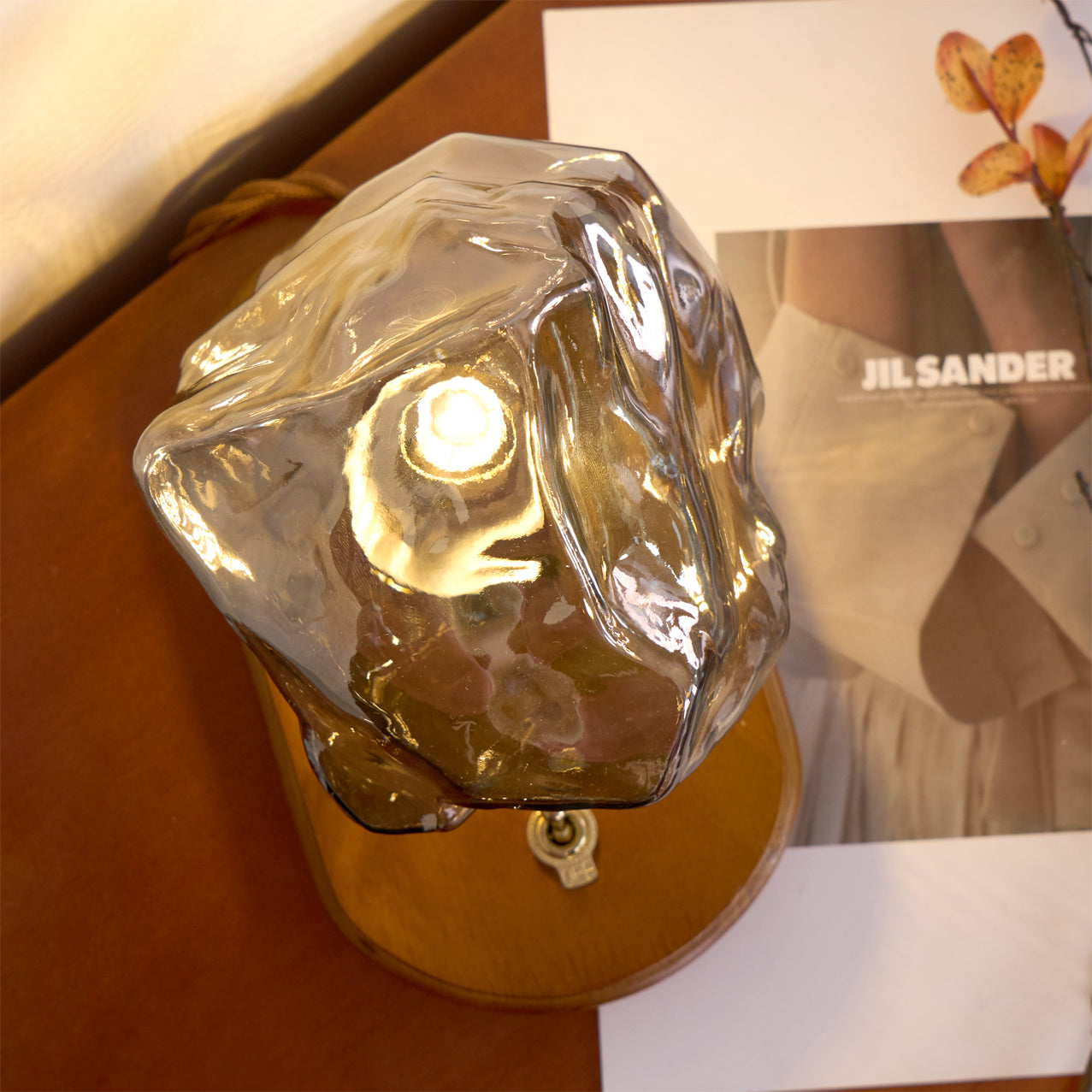Avelena | RusticLume – Amber Glas und Holz Tischlampe