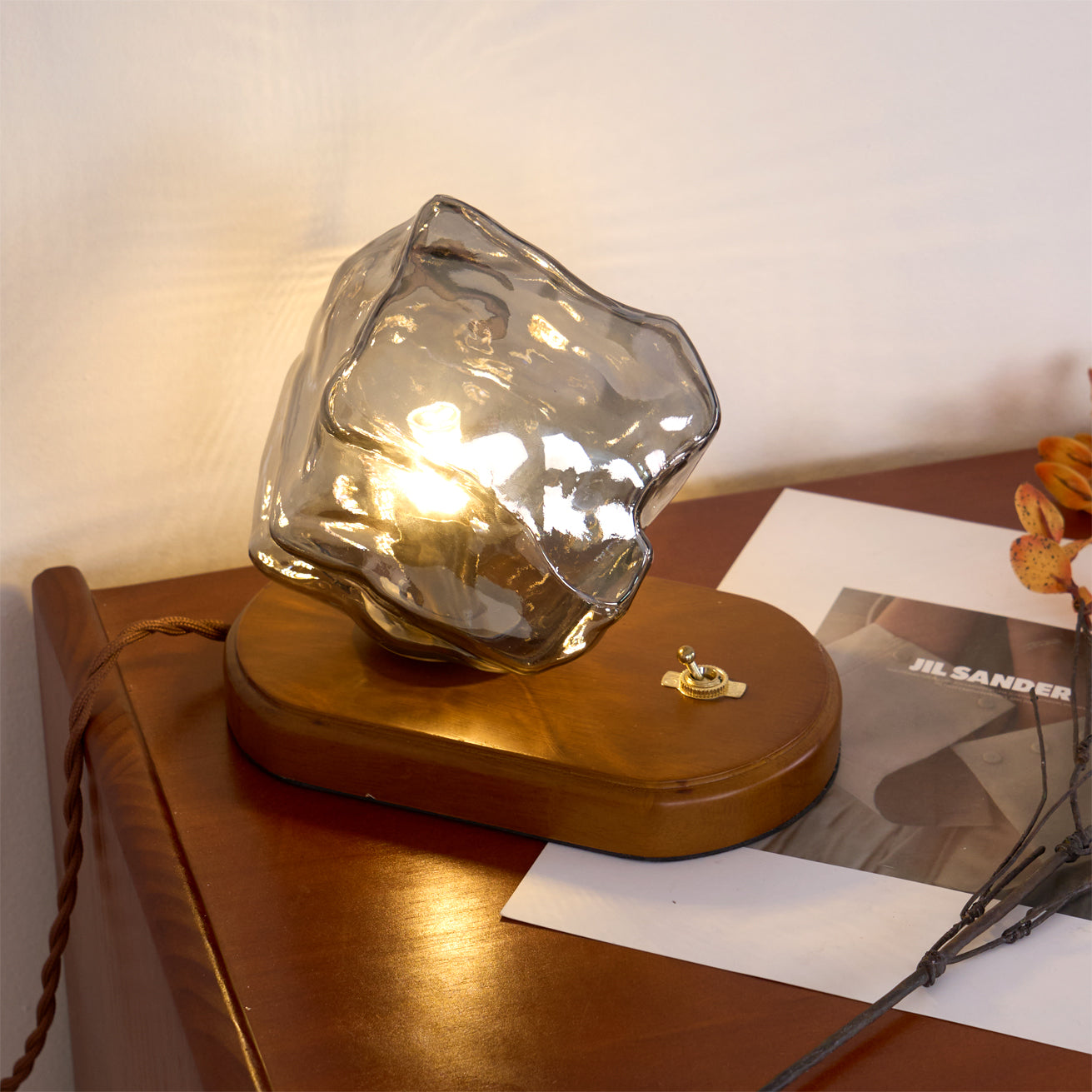 Avelena | RusticLume – Amber Glas und Holz Tischlampe