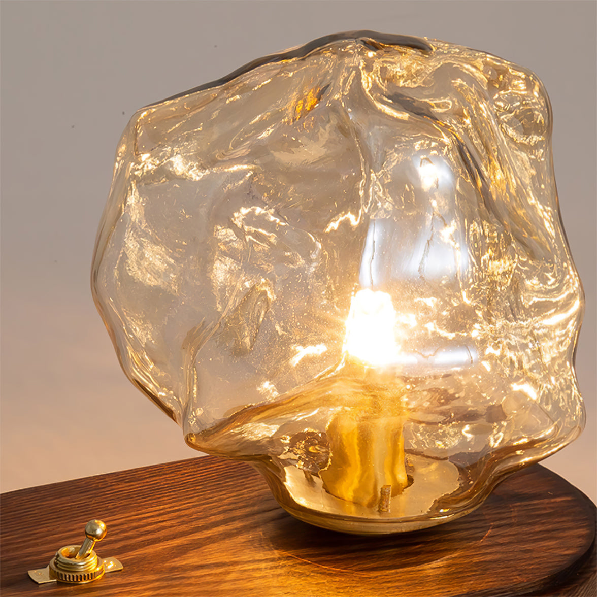 Avelena | RusticLume – Amber Glas und Holz Tischlampe