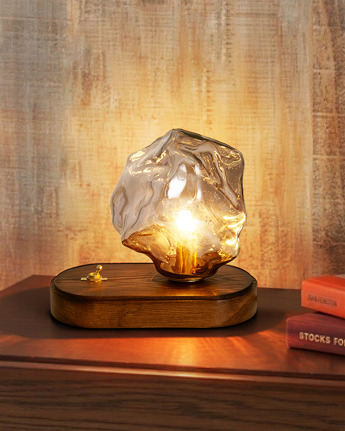 Avelena | RusticLume – Amber Glas und Holz Tischlampe