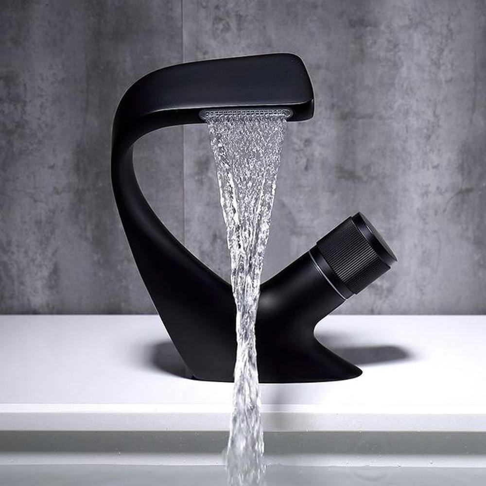 Avelena | AQUACASCADE Waschbeckenarmatur – Moderner Wasserfall Badezimmermischer aus massivem Messing
