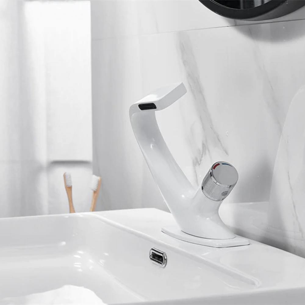 Avelena | AQUACASCADE Waschbeckenarmatur – Moderner Wasserfall Badezimmermischer aus massivem Messing