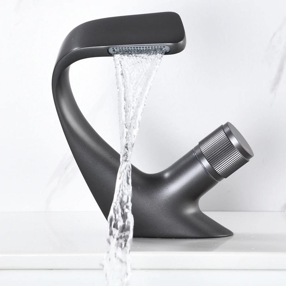 Avelena | AQUACASCADE Waschbeckenarmatur – Moderner Wasserfall Badezimmermischer aus massivem Messing