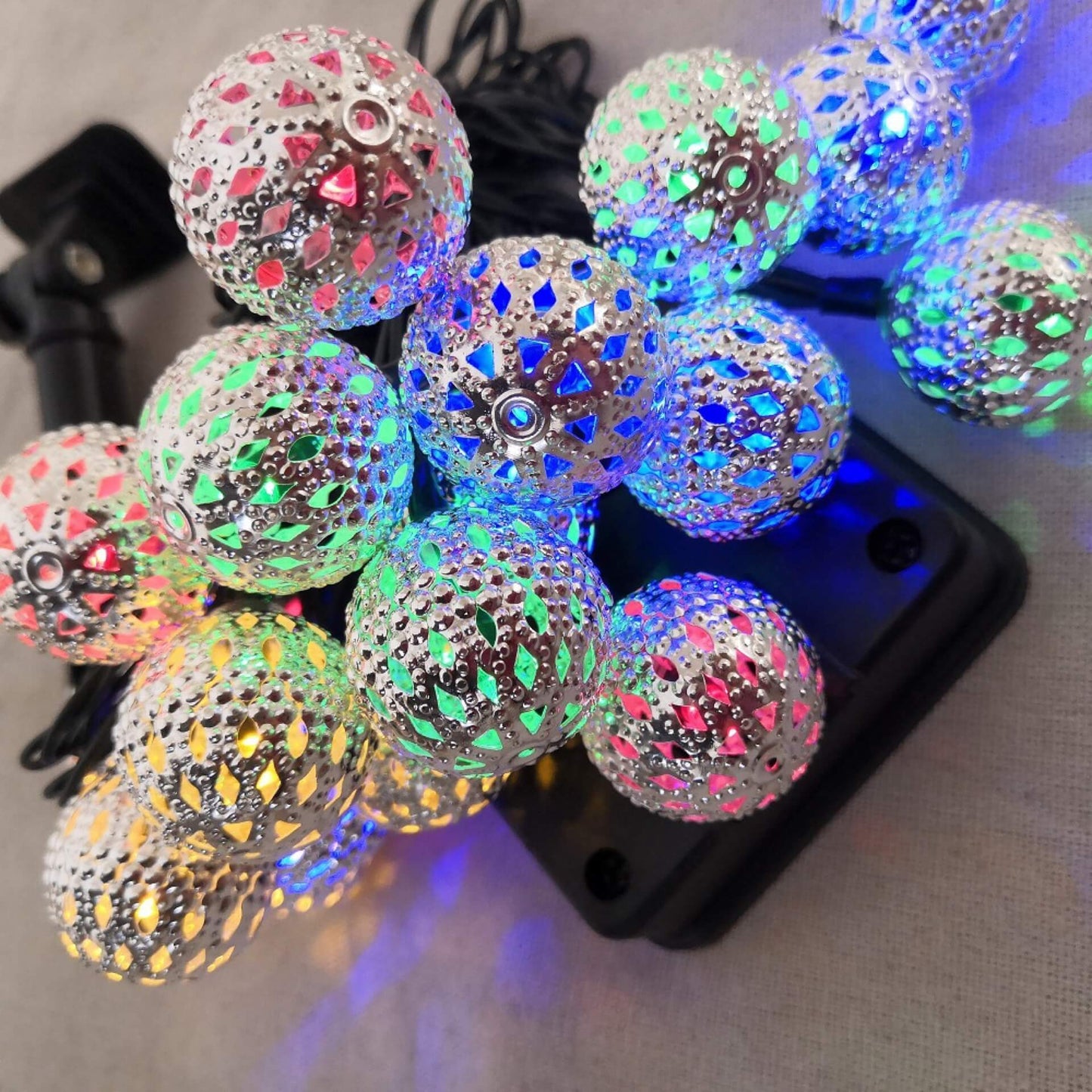 Avelena | Solar-Lichterkette Marokkanische Kugel Bunte LED Weihnachtslichter Eisenkugeln Dekoration Außen Lichterkette