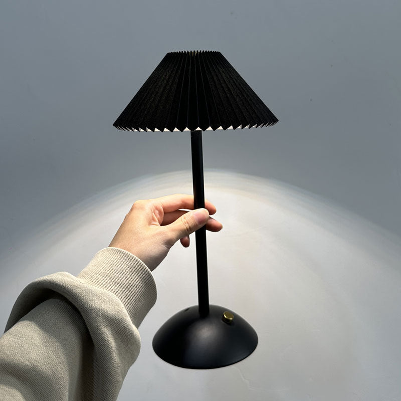 Avelena | Zeitgenössische skandinavische wiederaufladbare Eisenstoff konische plissierte LED-Tischlampe für Nachttisch
