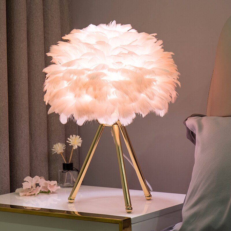 Avelena | Romantische Feder Tischlampe Moderne Nachttischlampe Wohnzimmer Kaffeehaus Dekoration Hochzeit Weihnachtsgeschenk Straußfeder Licht