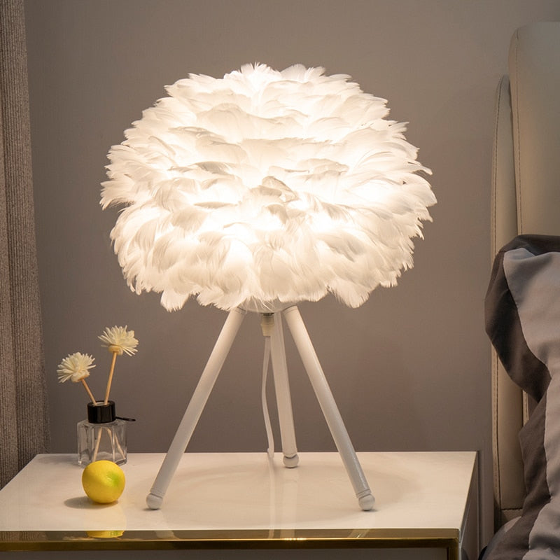 Avelena | Romantische Feder Tischlampe Moderne Nachttischlampe Wohnzimmer Kaffeehaus Dekoration Hochzeit Weihnachtsgeschenk Straußfeder Licht