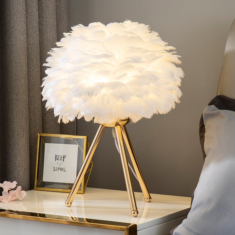 Avelena | Romantische Feder Tischlampe Moderne Nachttischlampe Wohnzimmer Kaffeehaus Dekoration Hochzeit Weihnachtsgeschenk Straußfeder Licht