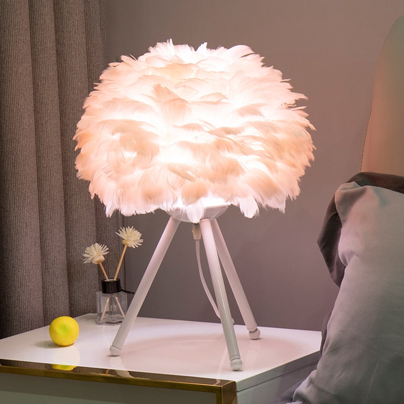 Avelena | Romantische Feder Tischlampe Moderne Nachttischlampe Wohnzimmer Kaffeehaus Dekoration Hochzeit Weihnachtsgeschenk Straußfeder Licht