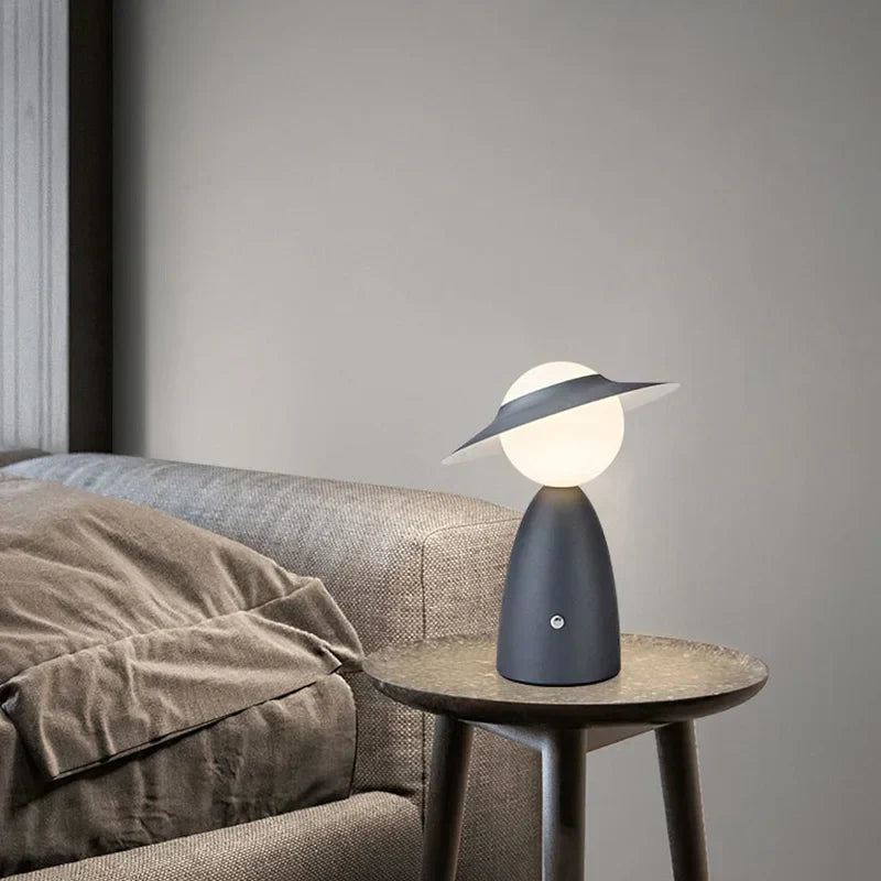 Avelena | Akku-Tischlampe Mann mit Mütze