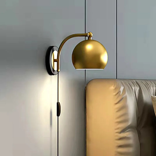 Avelena | AntiqueAura – Klassische Vintage-Wandlampe mit Stecker für elegante Räume