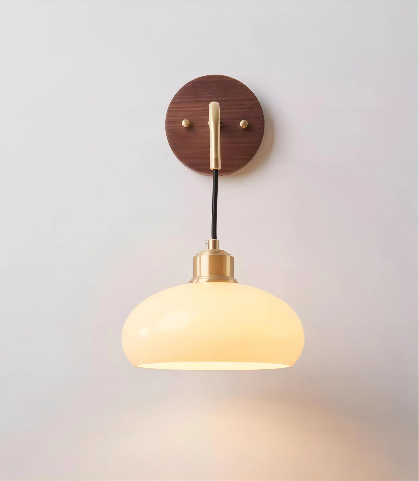 Avelena | WalnutEdge – Moderne Wandlampe aus Walnuss und Messing