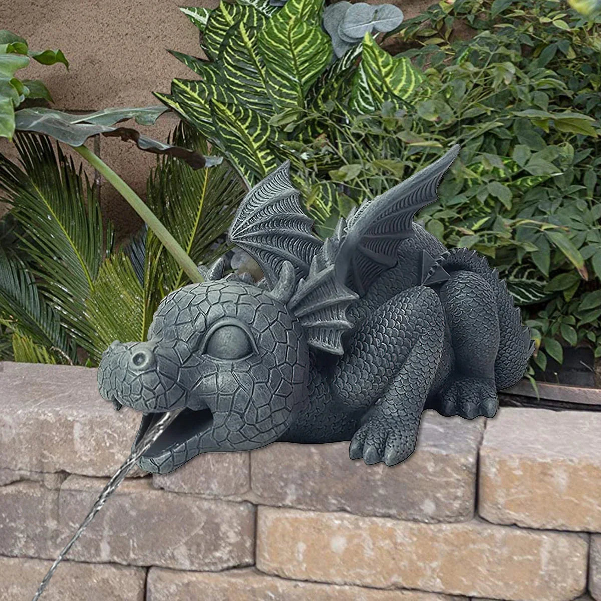 Avelena | Wasserspeiender Drachenstatue aus Harz Wetterfeste Realistische Wassersprühszenen Harz Gartendekoration