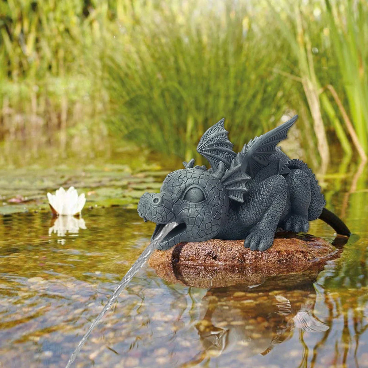 Avelena | Wasserspeiender Drachenstatue aus Harz Wetterfeste Realistische Wassersprühszenen Harz Gartendekoration