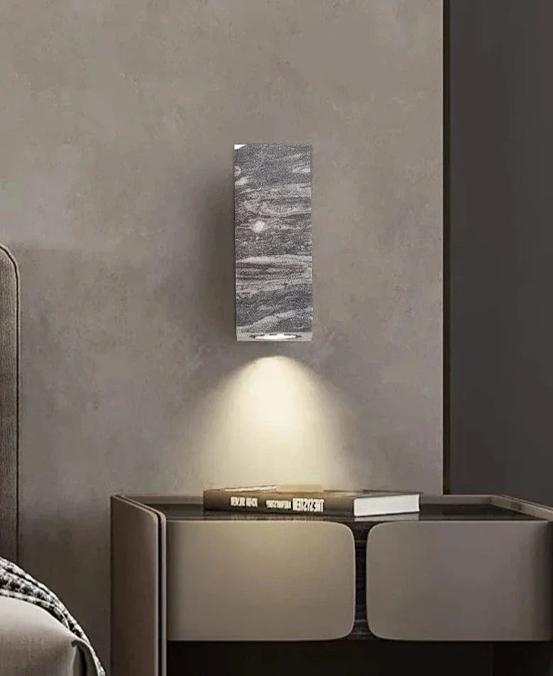 Avelena | ZenBeam – Graue Wabi-Sabi Wandleuchte für eine ruhige Atmosphäre