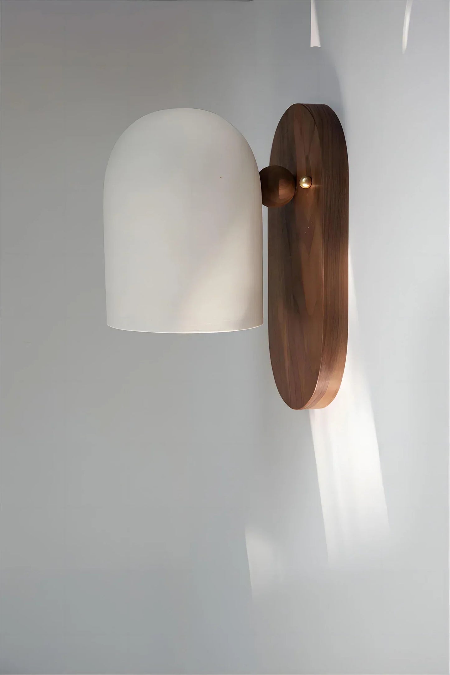 Avelena | TimberSoul – Wabi-Sabi Walnuss Wandleuchte für natürliche Atmosphäre