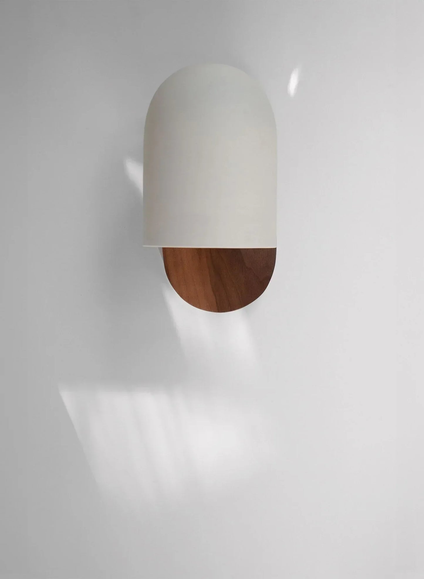 Avelena | TimberSoul – Wabi-Sabi Walnuss Wandleuchte für natürliche Atmosphäre
