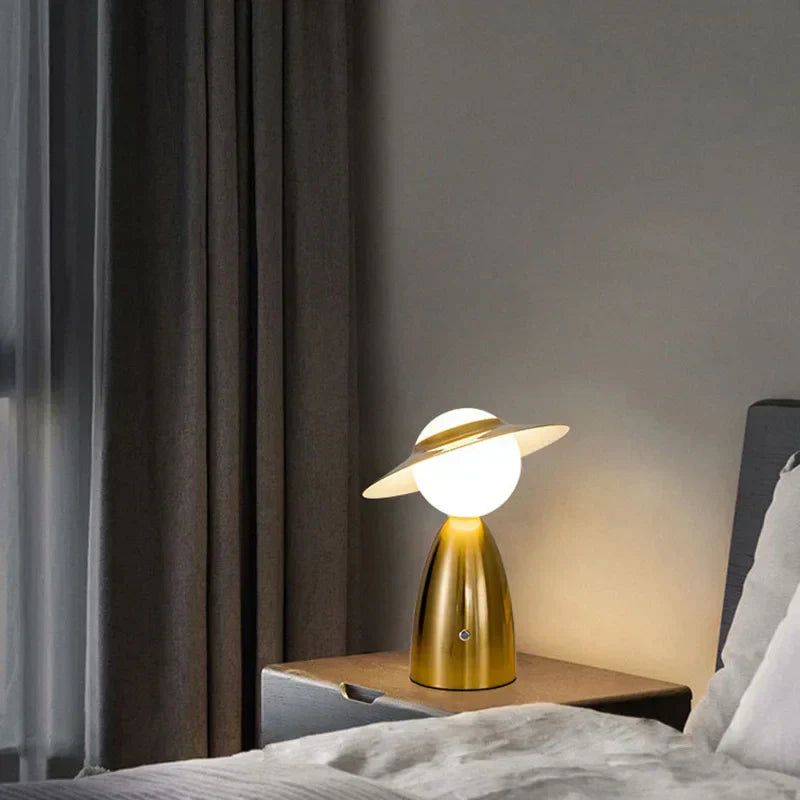 Avelena | Akku-Tischlampe Mann mit Mütze