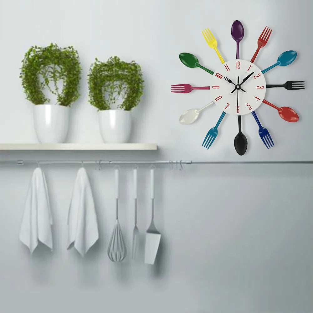 Avelena | Mehrfarbiges Besteck Wanduhren Design