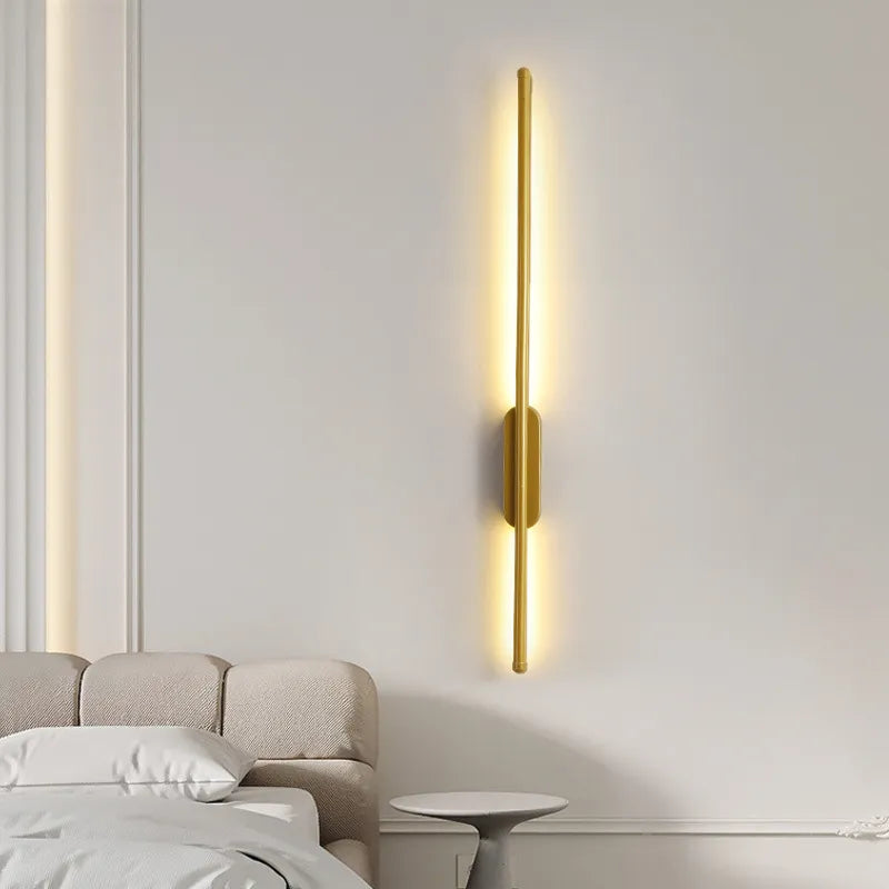 Avelena | SofaLume – Moderne Wandlampe in Schwarz und Gold für stilvolles Wohnen