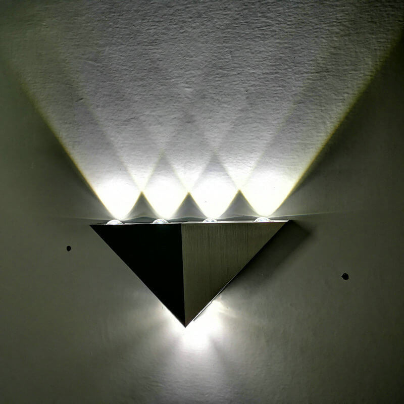 Avelena | TriLumina Prisma LED Wandleuchte | Kreatives Pyramidendesign | Aluminium & Acryl | Farbige Lichtoptionen
