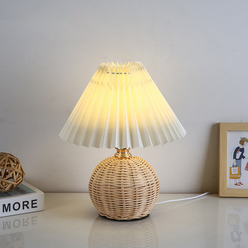Avelena | RattaLume Nordic LED Tischlampe | Geflochtenes Rattan & Faltstoffschirm | Stimmungslicht | Deko fürs Schlafzimmer