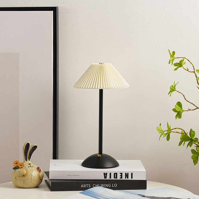 Avelena | Zeitgenössische skandinavische wiederaufladbare Eisenstoff konische plissierte LED-Tischlampe für Nachttisch