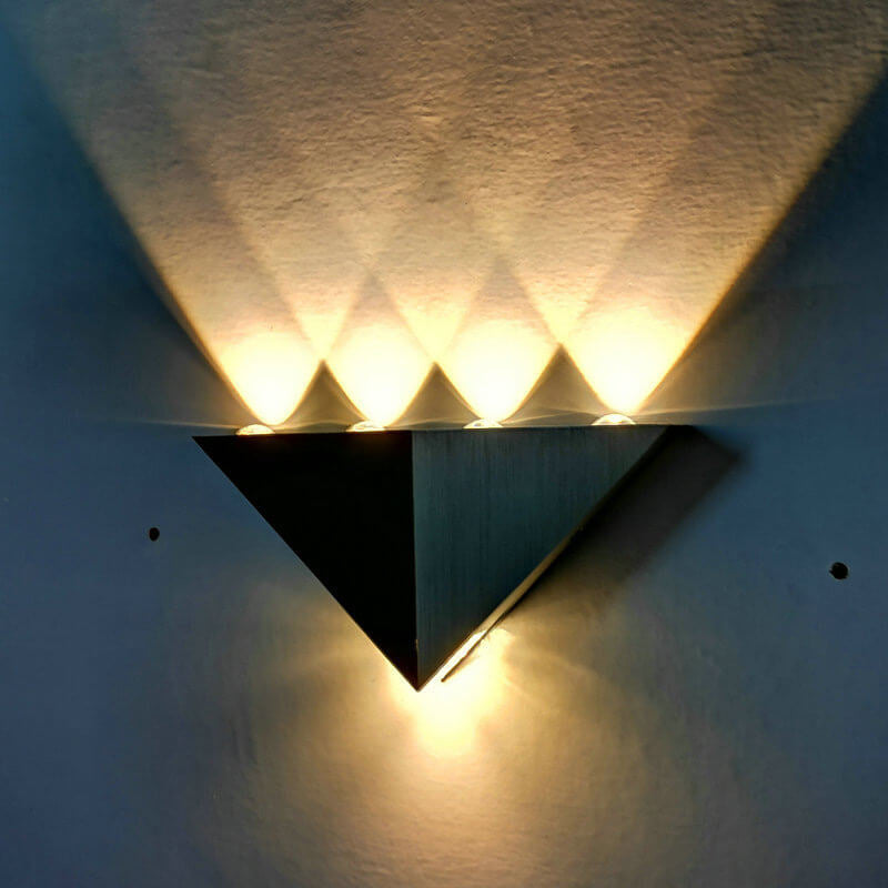 Avelena | TriLumina Prisma LED Wandleuchte | Kreatives Pyramidendesign | Aluminium & Acryl | Farbige Lichtoptionen