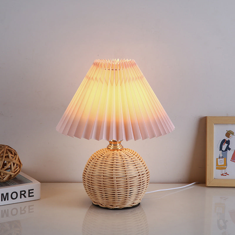 Avelena | RattaLume Nordic LED Tischlampe | Geflochtenes Rattan & Faltstoffschirm | Stimmungslicht | Deko fürs Schlafzimmer