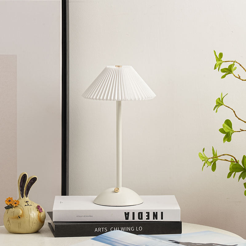 Avelena | Zeitgenössische skandinavische wiederaufladbare Eisenstoff konische plissierte LED-Tischlampe für Nachttisch