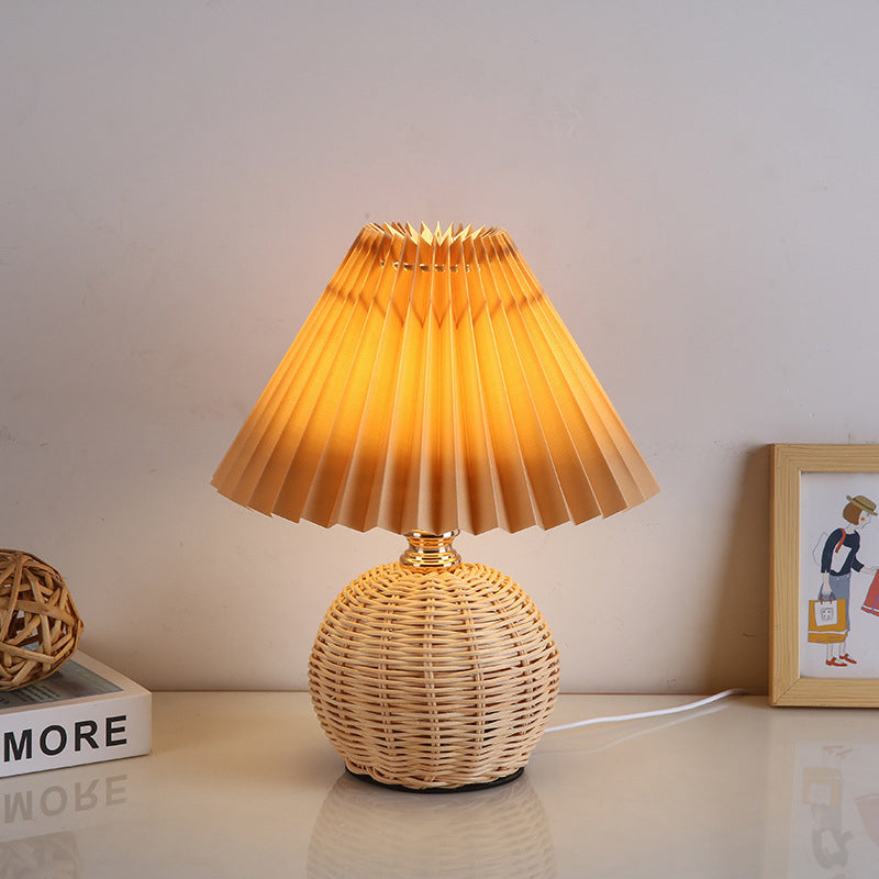 Avelena | RattaLume Nordic LED Tischlampe | Geflochtenes Rattan & Faltstoffschirm | Stimmungslicht | Deko fürs Schlafzimmer