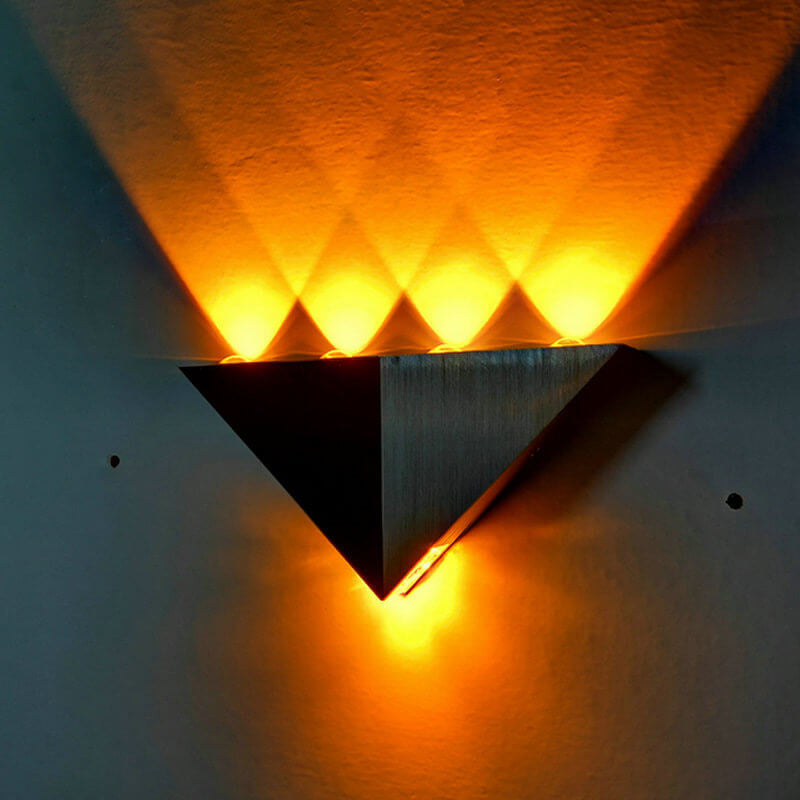 Avelena | TriLumina Prisma LED Wandleuchte | Kreatives Pyramidendesign | Aluminium & Acryl | Farbige Lichtoptionen