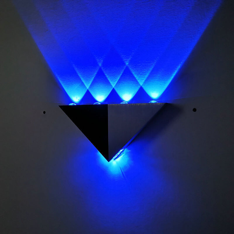 Avelena | TriLumina Prisma LED Wandleuchte | Kreatives Pyramidendesign | Aluminium & Acryl | Farbige Lichtoptionen