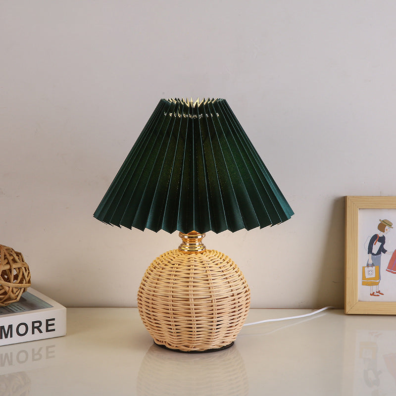 Avelena | RattaLume Nordic LED Tischlampe | Geflochtenes Rattan & Faltstoffschirm | Stimmungslicht | Deko fürs Schlafzimmer