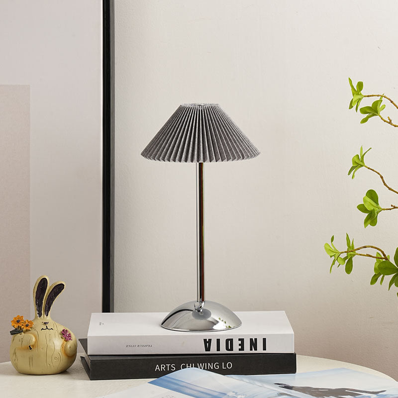 Avelena | Zeitgenössische skandinavische wiederaufladbare Eisenstoff konische plissierte LED-Tischlampe für Nachttisch