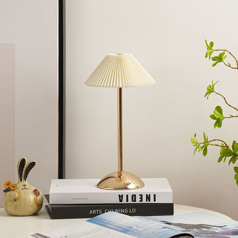 Avelena | Zeitgenössische skandinavische wiederaufladbare Eisenstoff konische plissierte LED-Tischlampe für Nachttisch